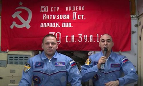 космонавты с орбиты поздравили россию с днем победы
