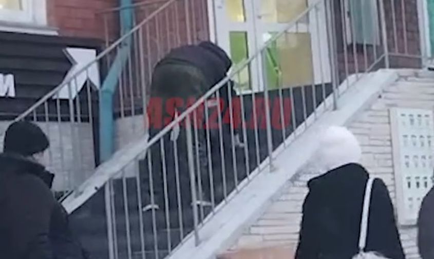 Охранник «Ростикса» на Лиговском спустил посетителя с лестницы так, что тот умер в больнице