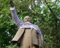 Вандалы разрезали пополам памятник Ленину в Харьковской области