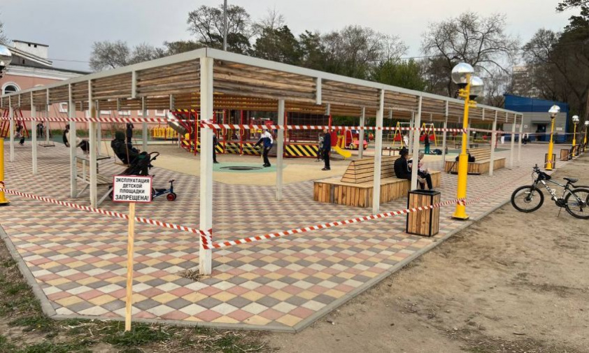 «поработали» вандалы: в городском парке благовещенска закрыли детскую инклюзивную площадку