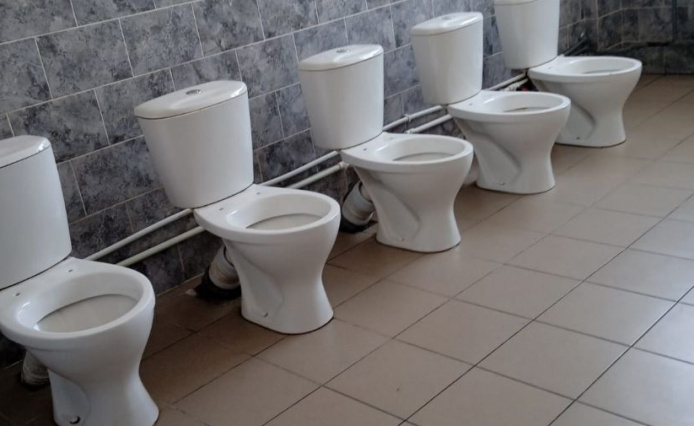 не надо стесняться: родители учеников еще одной благовещенской школы пожаловались на состояние туалетов
