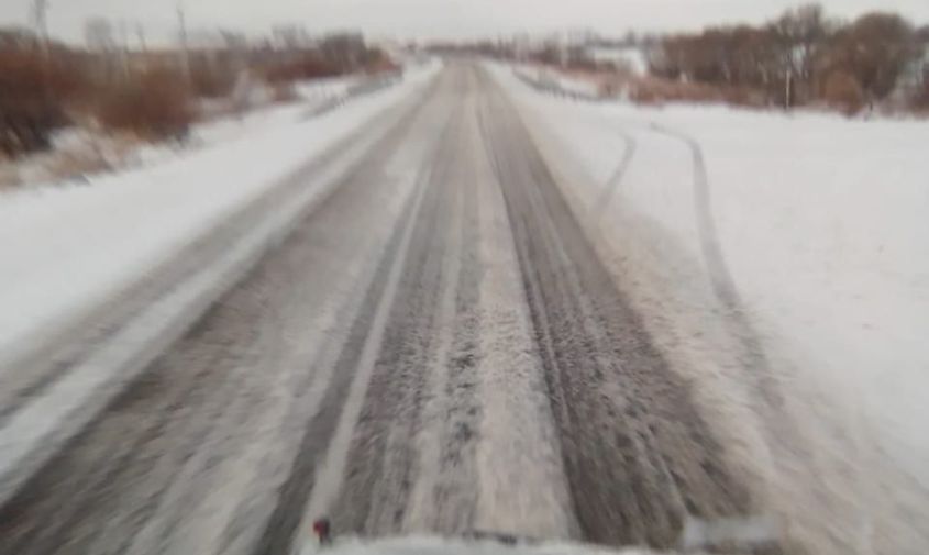 работает спецтехника: амурские дороги покрылись снежной кашей
