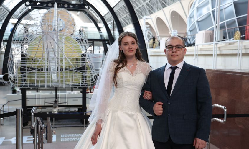в день космонавтики на выставке «россия» сыграли свадьбу влюбленные с восточного