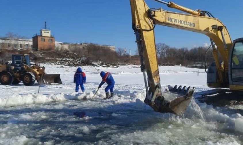важные для жителей благовещенска работы на льду пограничной реки амур провели специалисты акс
