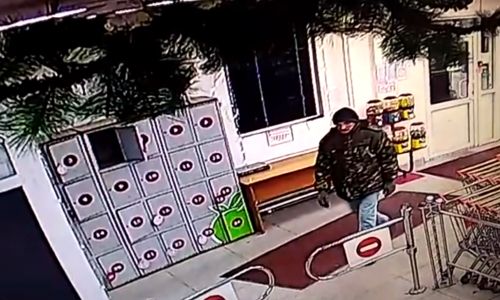 камера благовещенского супермаркета сняла подозреваемого в грабеже