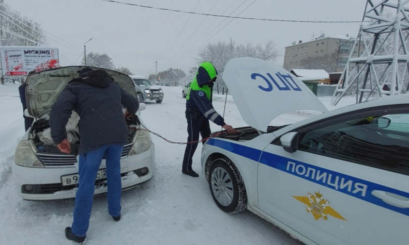 всегда на посту: сотрудники полиции приходят на помощь амурчанам во время снегопада
