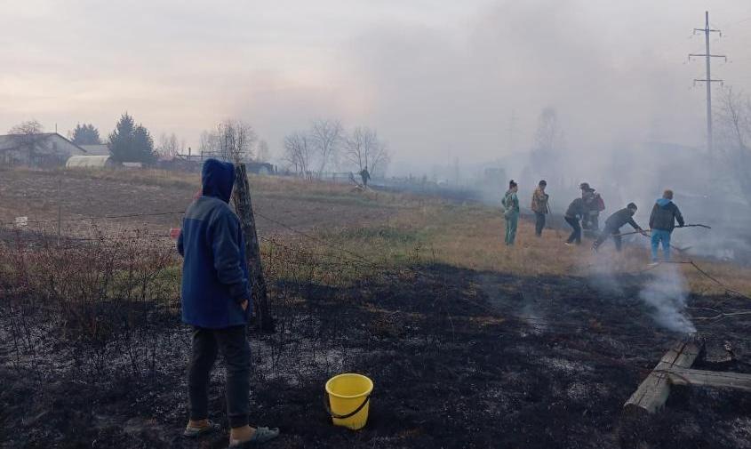 «машина не смогла подъехать»: жителям микрорайона в свободном пришлось вручную тушить пожар
