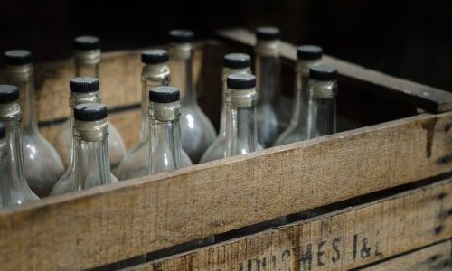 «не является акцизной маркой»: у амурского предпринимателя изъяли более 400 бутылок нелегального алкоголя