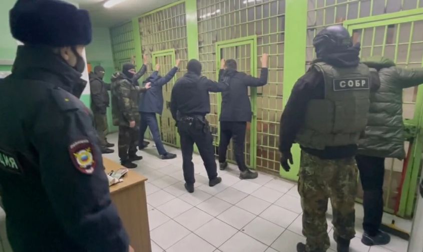 пьяный благовещенец выкрикивал лозунги, подрывающие авторитет российских военных на украине