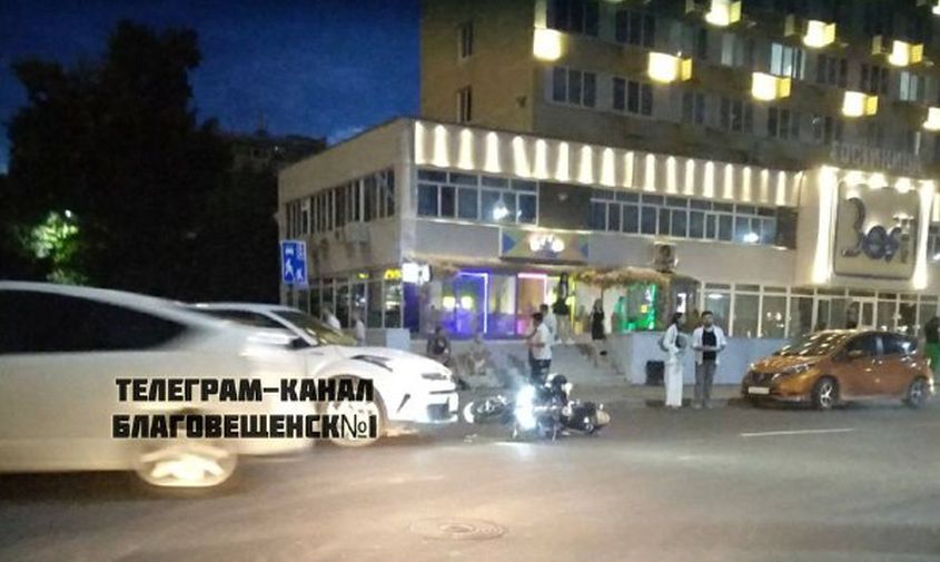 В Благовещенске столкнулись иномарка и мотоцикл: байкер получил травмы