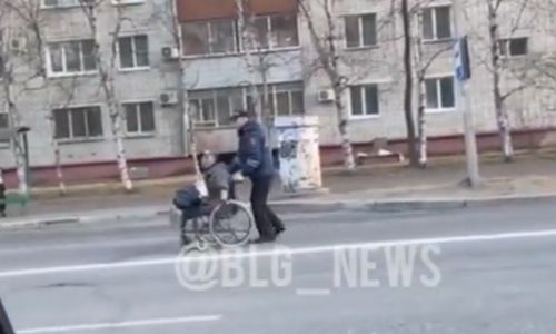 нас не догонят: инвалид-колясочник, рассекающий по дорогам благовещенска, испугался человека в форме 