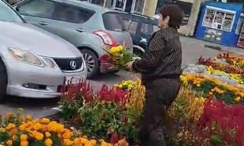 Жительницу Белогорска, воровавшую цветы у ж/д вокзала, поймали с поличным