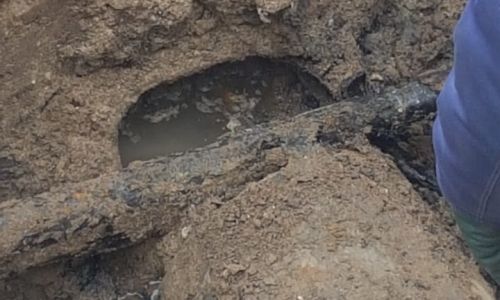 строители в благовещенске проложили газовую трубу прямо через канализацию
