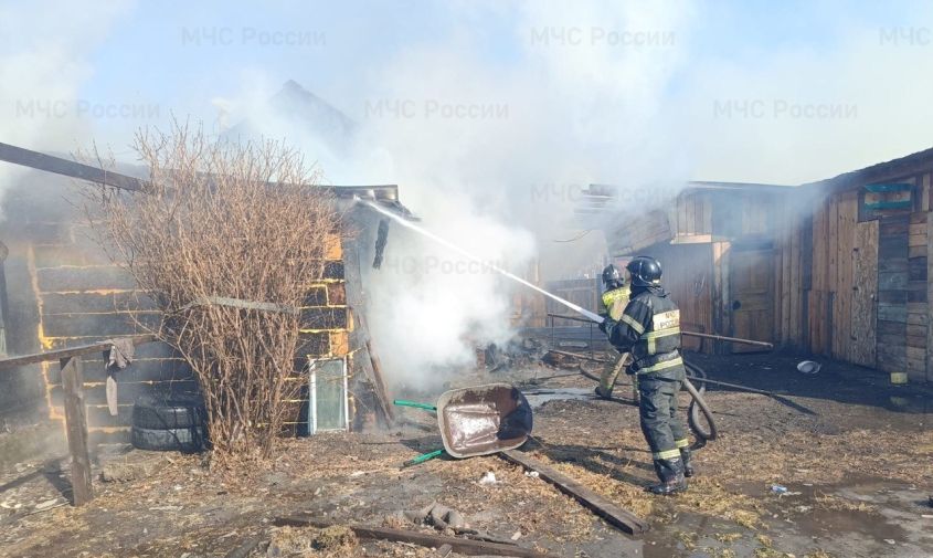 жилой дом с хозпостройками сгорел в белогорске