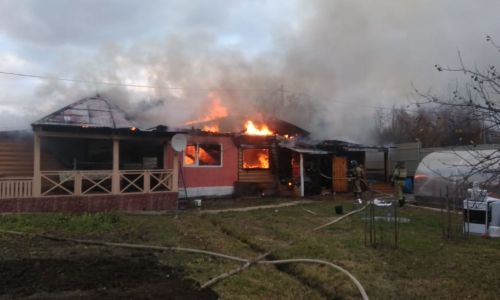 в благовещенске 28 пожарных тушили загоревшийся частный дом