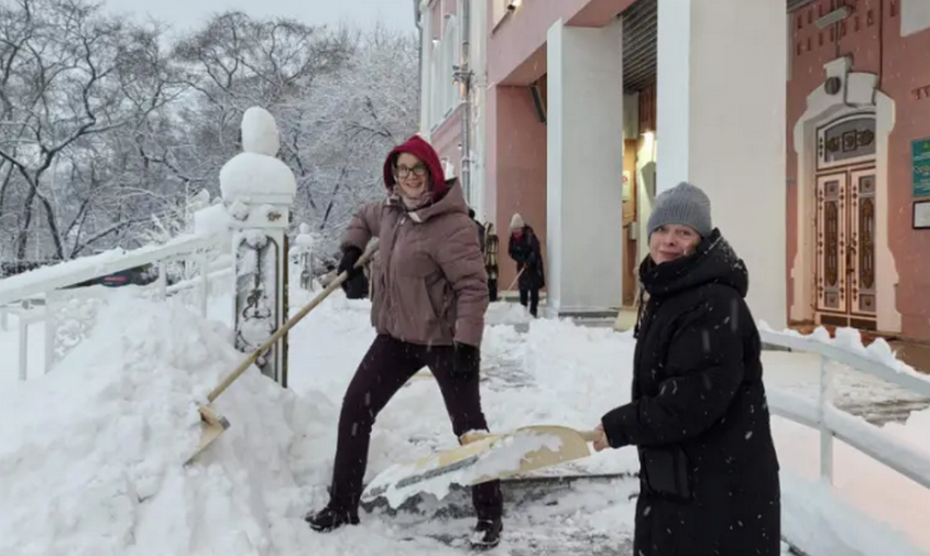 в благовещенске сотрудницы загса расчистили территорию от снега, чтобы поженить сегодня 19 пар молодоженов
