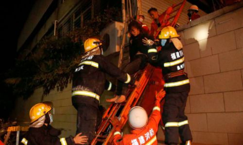 спасатели вытащили 50 человек из-под завалов рухнувшего в китае отеля