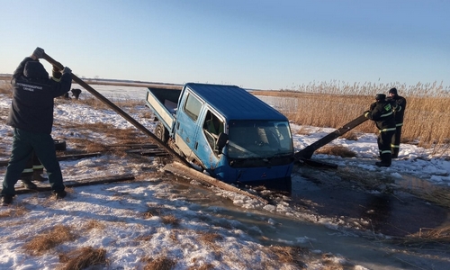 амурчанин неудачно съездил на рыбалку: машина провалилась под лед