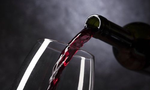 переходят на благородные напитки: продажи вина и шампанского выросли в 2020 году
