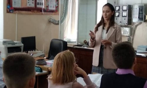 в благовещенске пять молодых педагогов, пришедших на работу в школы города, получили по 250 тысяч рублей
