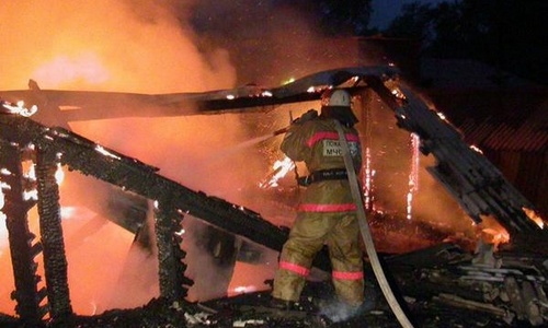 пожар в амурском селе: мужчина погиб, 15-летний подросток получил ожоги