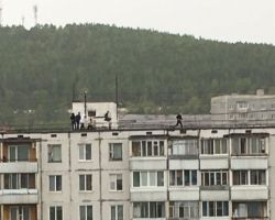 Подростки в Тынде присоединились к любителям опасных прогулок по крышам 