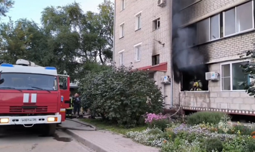 Амурские пожарные спасли четырех взрослых и двоих детей из огня и дыма