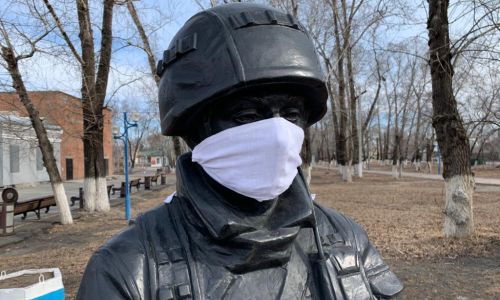 в белогорске надели маску на памятник вежливому солдату