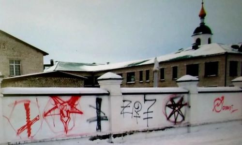 вандалы осквернили стены албазинского монастыря