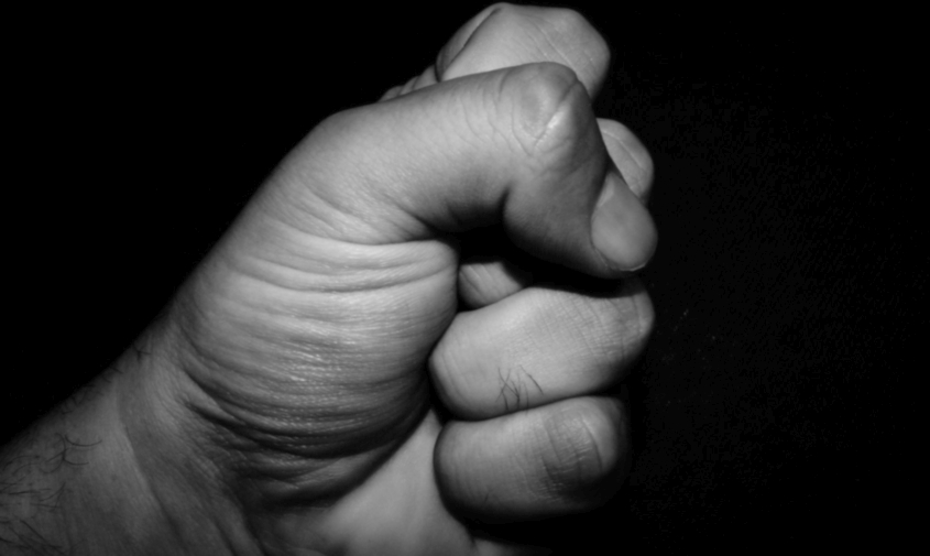 В Белогорске виновник ДТП побил полицейских, которые доставляли его в суд