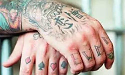 россиянина оштрафовали за экстремистскую татуировку