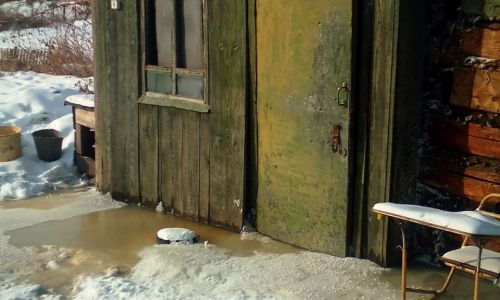 в шимановске жители частного сектора снова страдают от грунтовых вод: дворы покрылись льдом 
