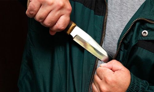 в райчихинске преступник похитил деньги из магазина, угрожая продавцу ножом