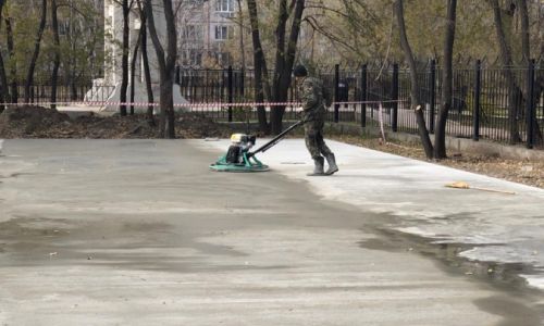 в парке дружбы начали бетонировать площадку для будущего скейт-парка