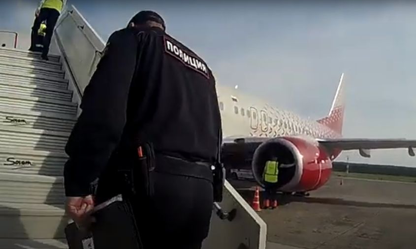 летевшего из благовещенска в красноярск петербуржца оштрафуют за курение в самолете

