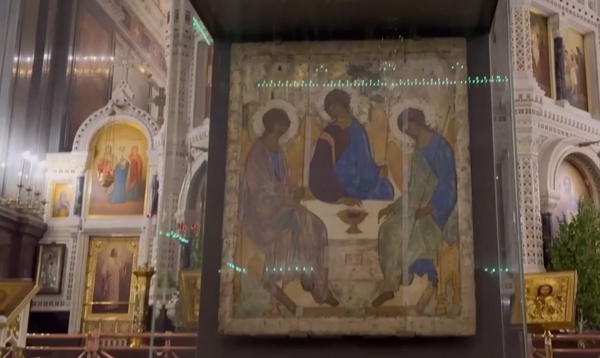 икону «святая троица» установили в центре храма христа спасителя
