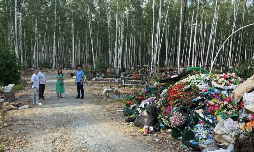 «Нереальная куча мусора»: в Тынде устроили свалку на кладбище, где похоронены участники СВО
