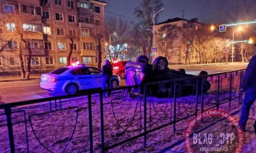 благовещенец чудом не пострадал в аварии с переворотом на улице чайковского
