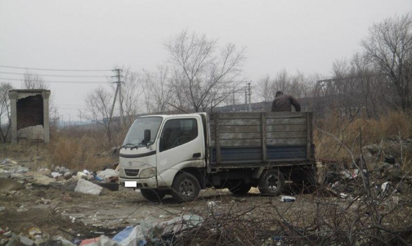 житель белогорска, пойманный за незаконной выгрузкой мусора, вместо 40 тысяч рублей заплатит в три раза больше
