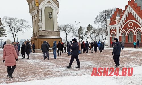 в благовещенске несколько десятков человек собрались на несанкционированный митинг
