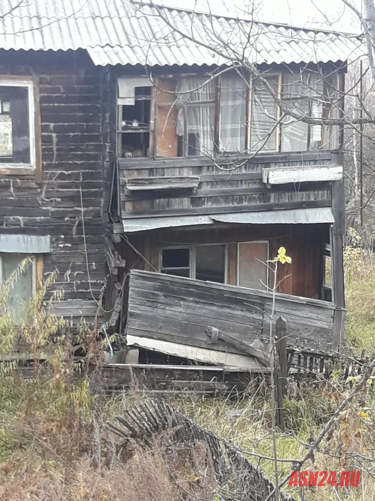 В Талакане полуразрушенный двухэтажный дом трещит по швам, но в нем все еще  живут две семьи