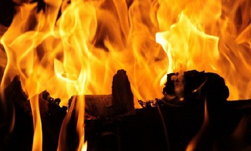 во время пожара в шимановске пострадала 70-летняя женщина