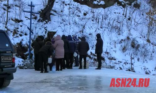 два часа на морозе: жители благовещенска выстроились в очереди за святой водой
