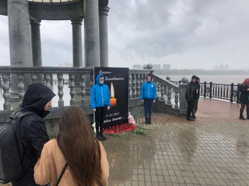 Сколько человек погибло в благовещенске. Люди на набережной. Трагедия в Благовещенске. В Благовещенске почтили память жертв в Казани.