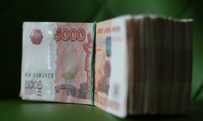 Больше 400 000 рублей задержанной зарплаты выплатили работникам компании-перевозчика в Благовещенске
