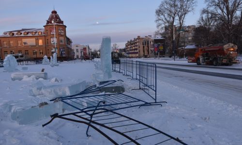 ночью в белогорске женщина на иномарке врезалась в ледовый городок на площади, разрушив пять скульптур