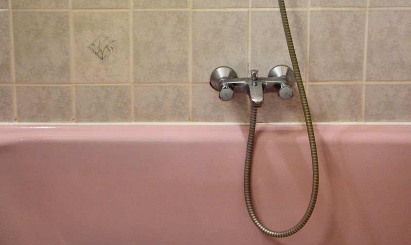 в дивногорске погибла 21-летняя девушка, принимавшая ванну с телефоном