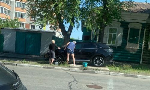 лето началось: читатель асн24 заметил благовещенцев, моющих машину на улице возле дома