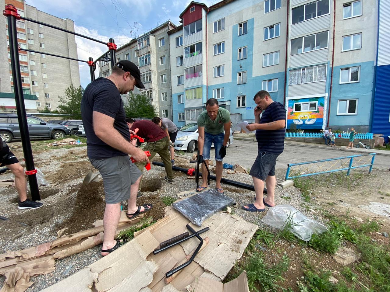 Житель Тынды купил и установил во дворе своего дома детский спортивный  комплекс