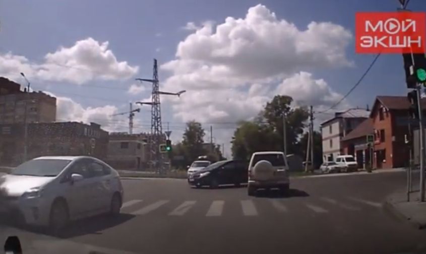 «все на зеленый»: спешащий водитель чуть не устроил аварию на благовещенском перекрестке
